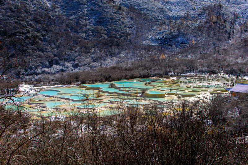 四川阿坝黄龙景区冬日雪后五彩池钙化池