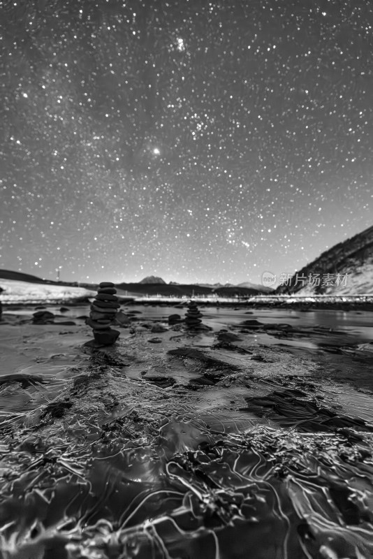 冬季冰冻河流雪山星空