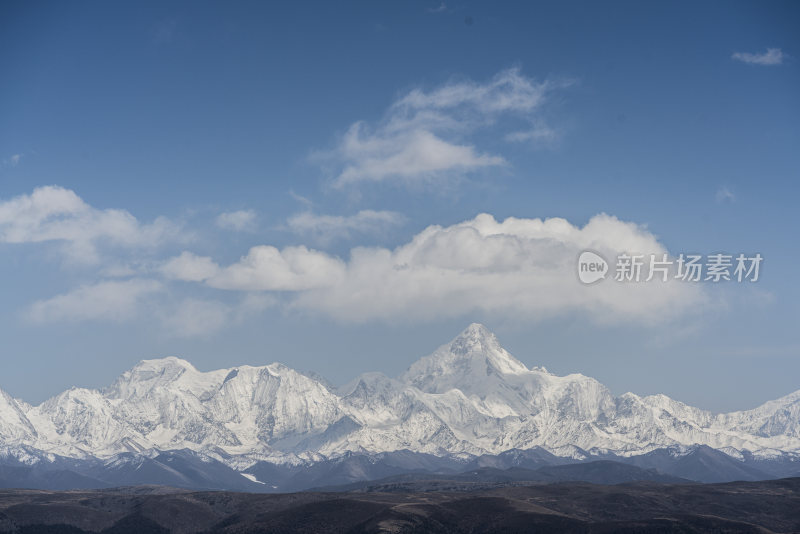 壮丽贡嘎雪山远景下的连绵起伏山脉