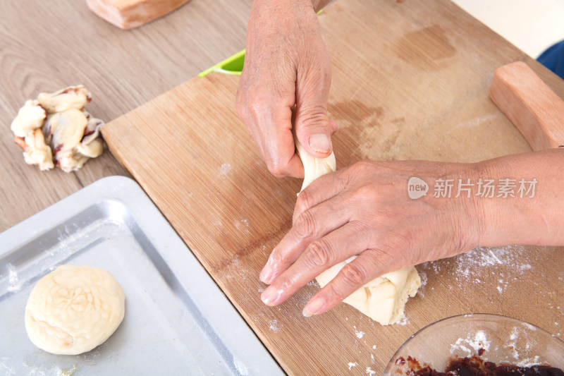 制作中国传统节日糕点月饼