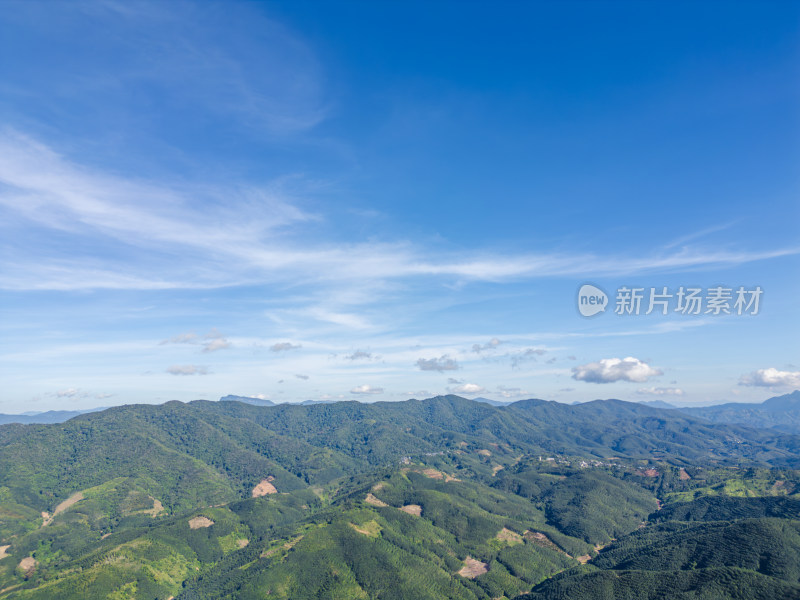 航拍壮阔山景与蓝天白云相映的自然景观