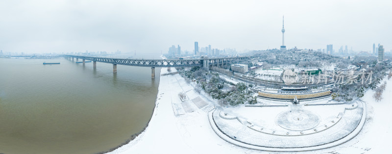 武汉汉阳江滩和南岸嘴公园雪景风光