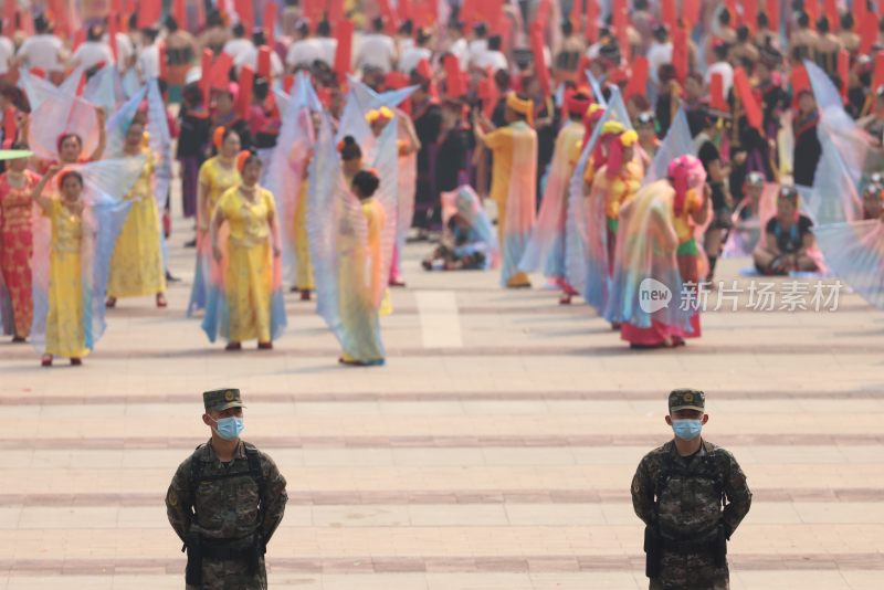 云南泼水节活动现场执勤警察