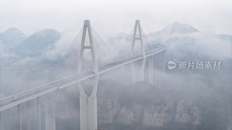 航拍云雾中的高速公路大桥