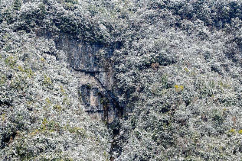 重庆酉阳：绵延青山披白纱