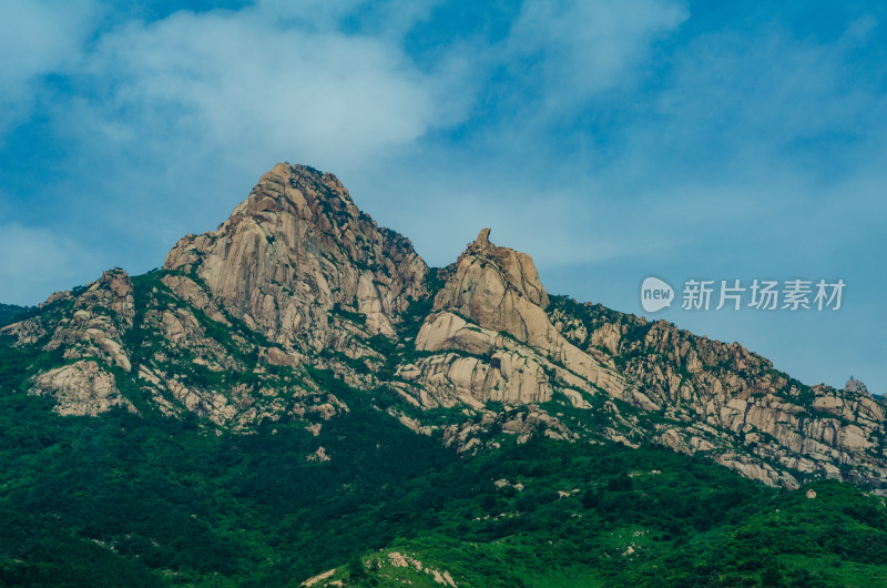 青岛崂山风景区，蜿蜒起伏的大山