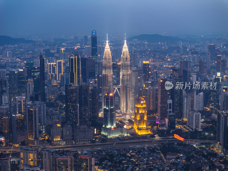 马来西亚吉隆坡莫迪卡石油双子塔日落夜景