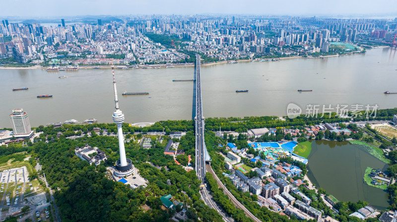 武汉长江大桥与龟山电视塔城市蓝天白云风景