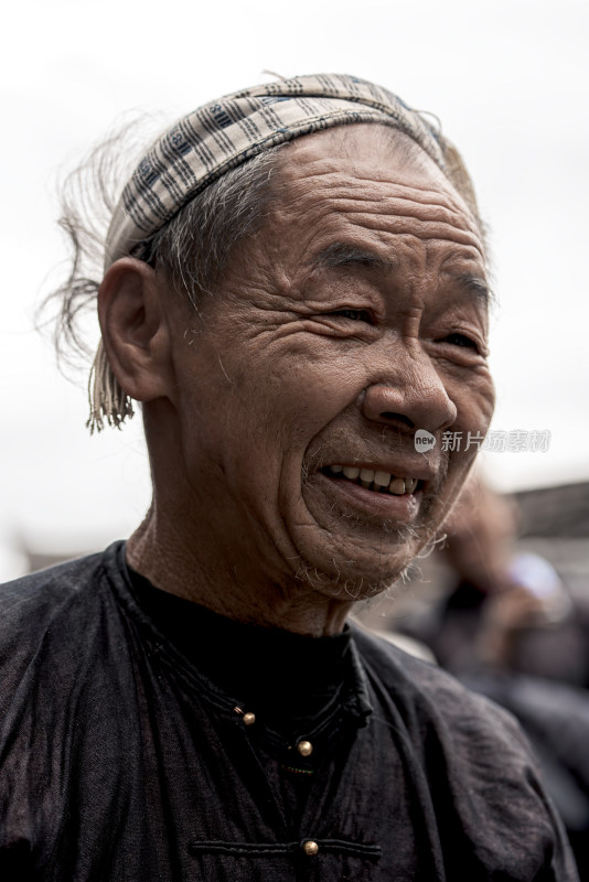 贵州黔东南芭莎苗寨身着传统服装的男人