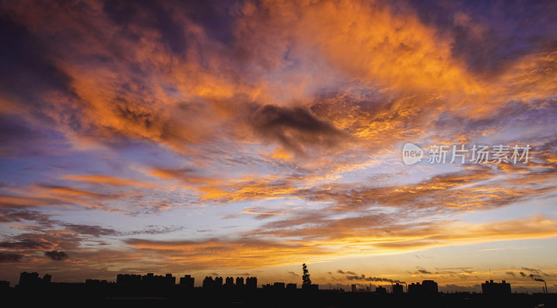 夕阳落日下的火烧云风景