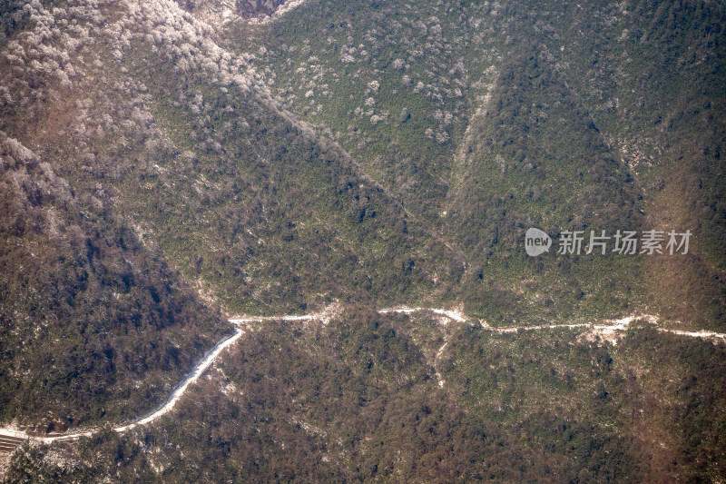 四川眉山瓦屋山景区蜿蜒山路