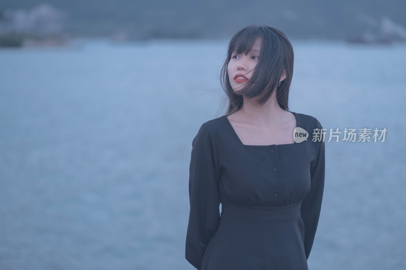 站在海边的美丽女人肖像