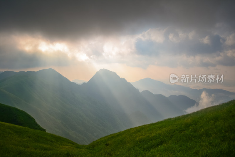 武功山草甸阳光穿透云层丁达尔光