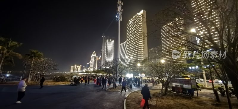 城市夜景中人们在步道上活动