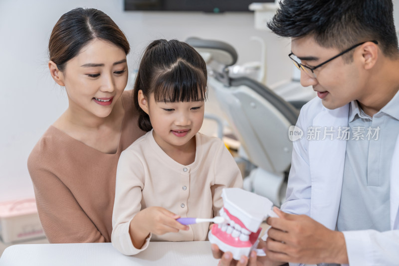 妈妈陪着女儿在牙科诊所