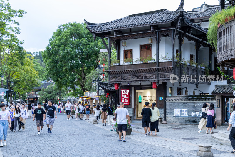 游客在深圳市甘坑客家小镇游玩