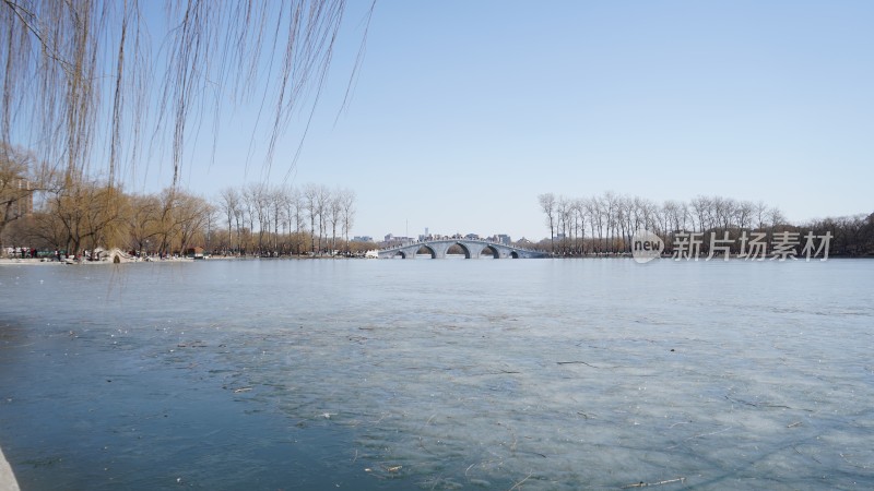 结冰湖面与远处石桥风景