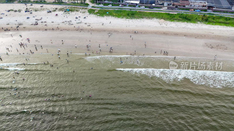 航拍海浪拍打沙滩沙滩游泳游客