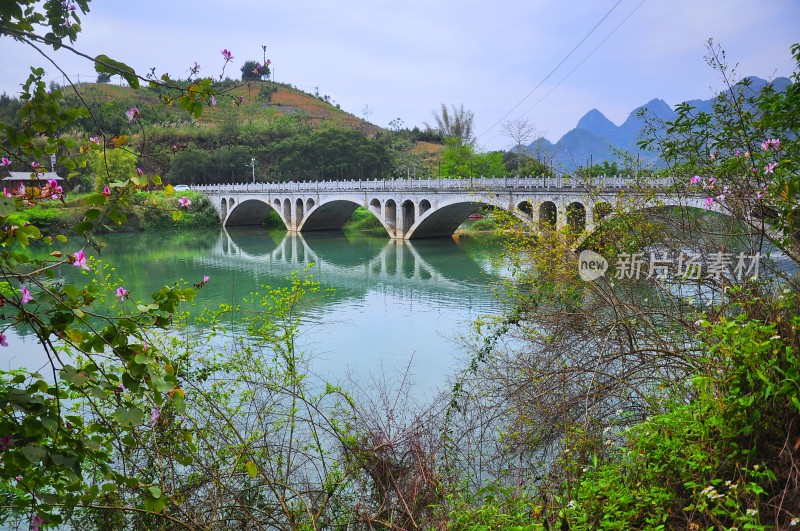 巴马长寿村的桥梁和村庄景色