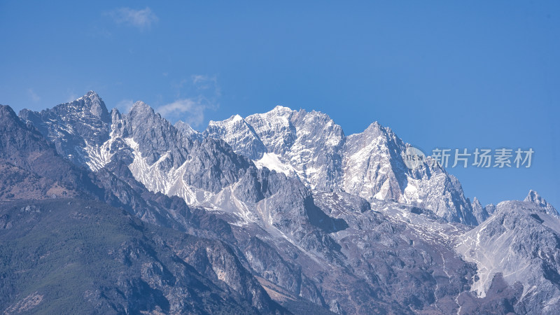 从丽江白沙古镇看到的玉龙雪山