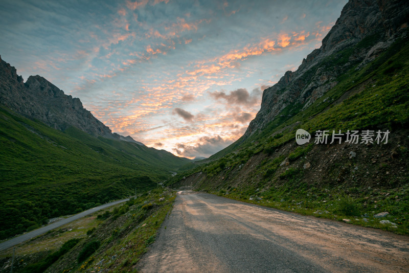 蓝天白云草原山峰公路晚霞