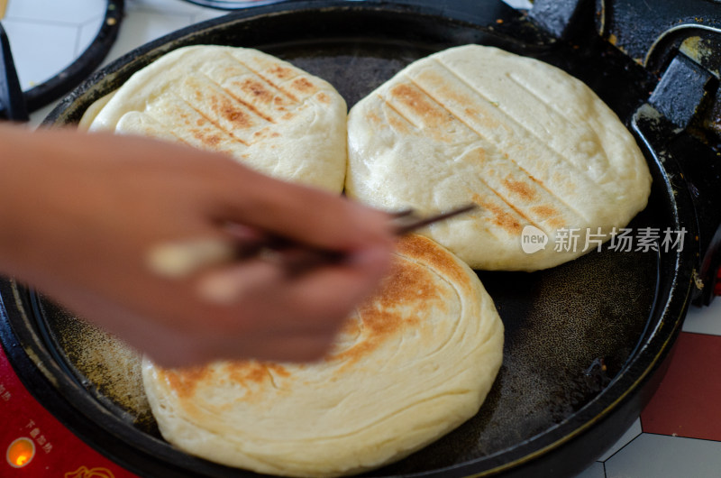 电饼铛里烙饼