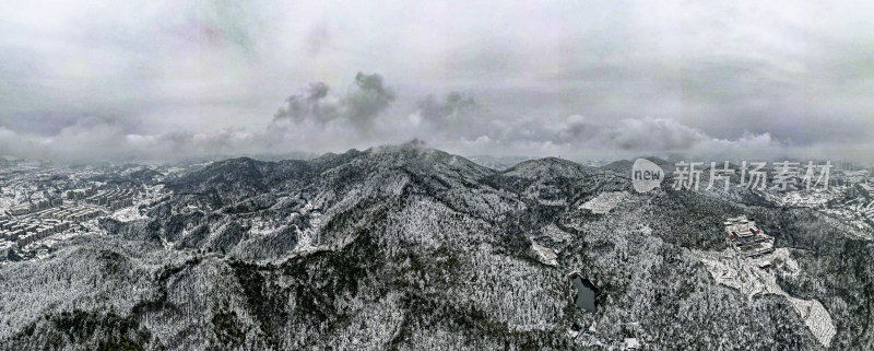 冬天山川丘陵森林雪景全景图