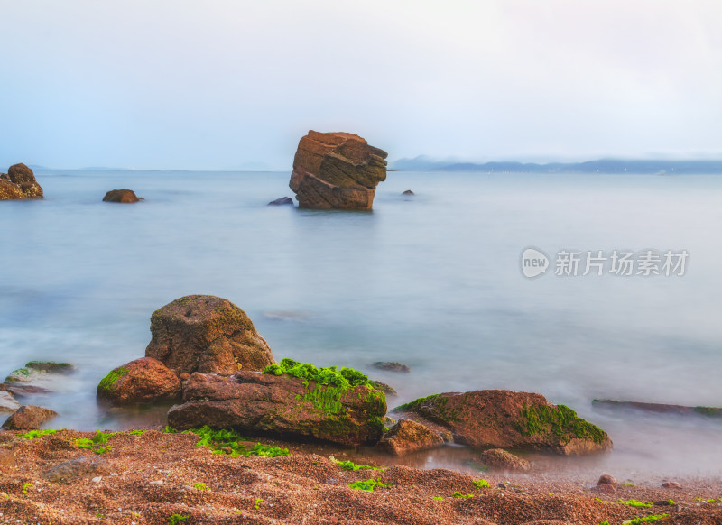 山东青岛太平角公园，夕阳中海上的巨石