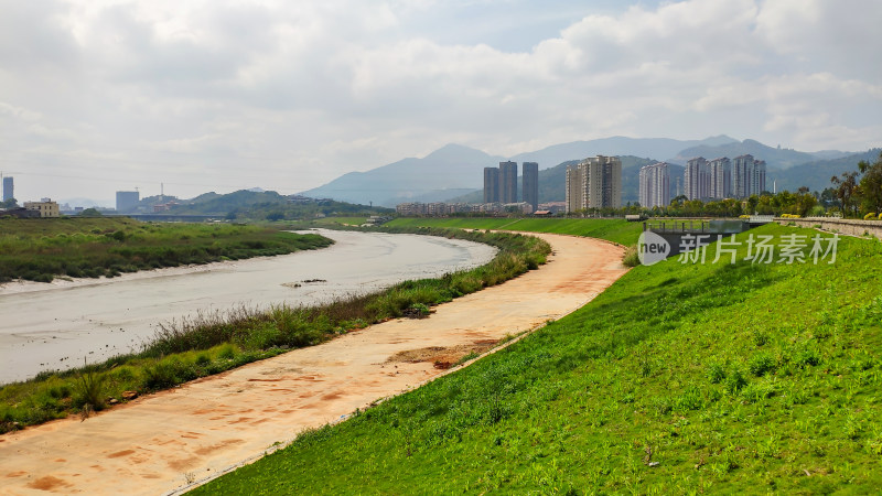 河畔绿地与远处城市建筑景观