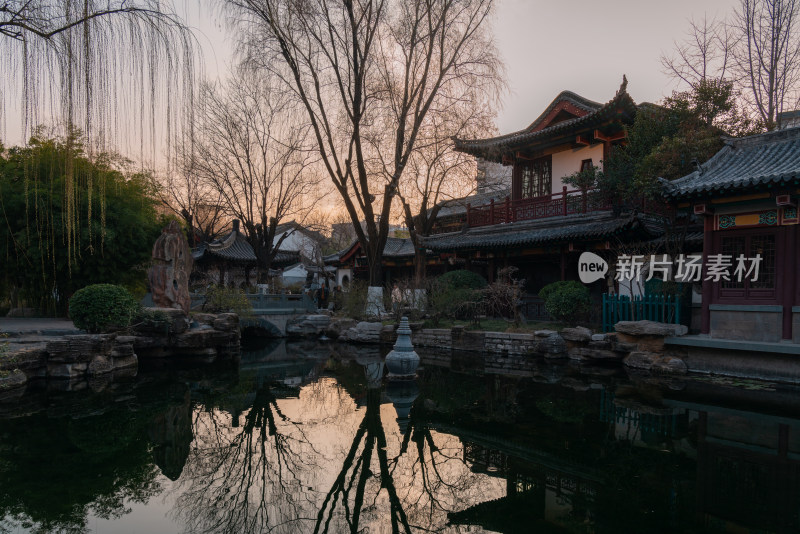 黄昏时的山东济南趵突泉公园风景