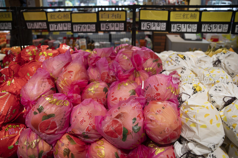 超市/商店正在售卖的柚子