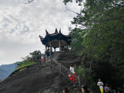 武夷山山间游客登石阶至古亭处