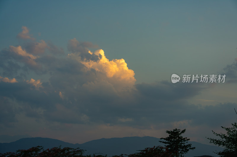 落日余晖下的山峦剪影