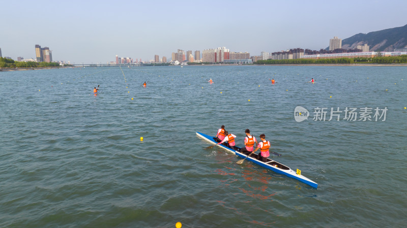 城市河流水面上皮划艇运动员在进行比赛