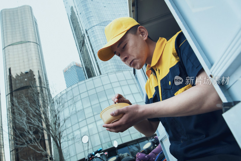 正在吃饭的物流人员