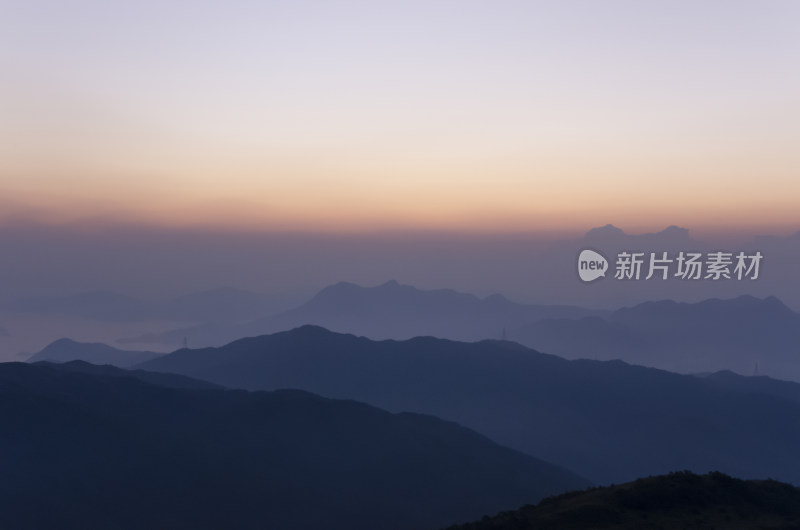 香港大帽山郊野公园山顶日出与连绵山脉晨雾