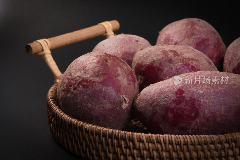 纯色背景上的紫薯