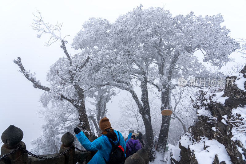 湖北武当山景区金顶冬季大雪登山游客