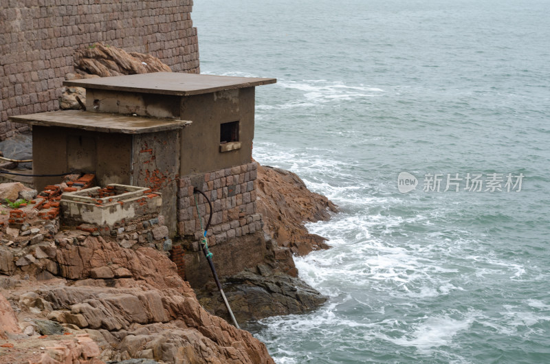 青岛小麦岛公园，海边的破房子