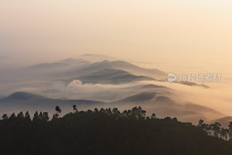 从柳州古亭山顶远眺山丘晨雾