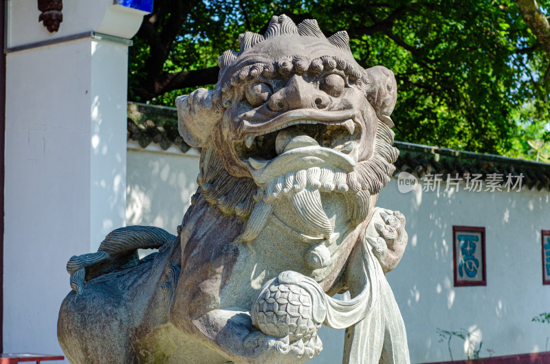 福建省福州西湖公园开化寺门前石狮子