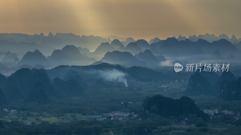 桂林鸟瞰图大山群山耶稣光金光夕阳