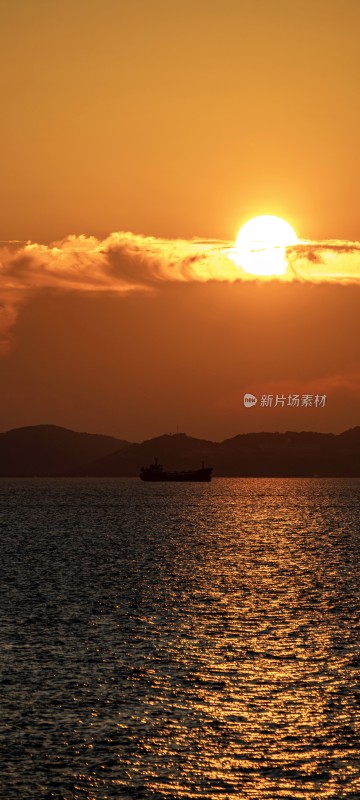 海上夕阳与船只景观