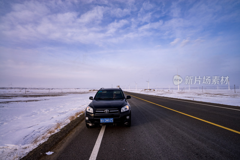 新疆雪地道路