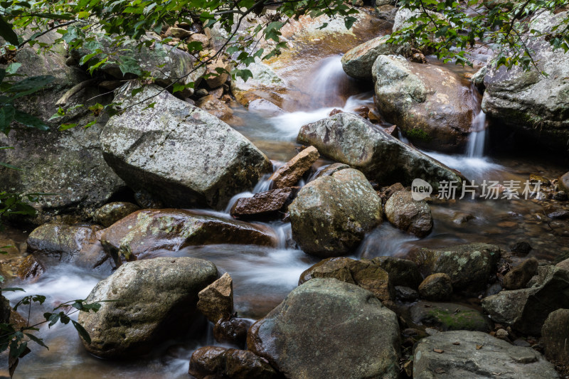 山谷中的涓涓细流