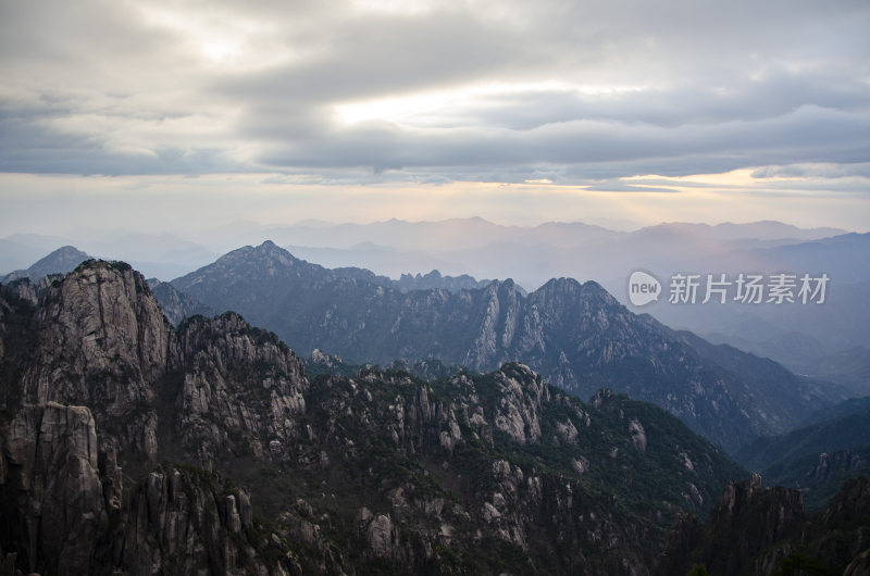 黄山 云隙光辉的山峦 群山日出 峰峦叠嶂