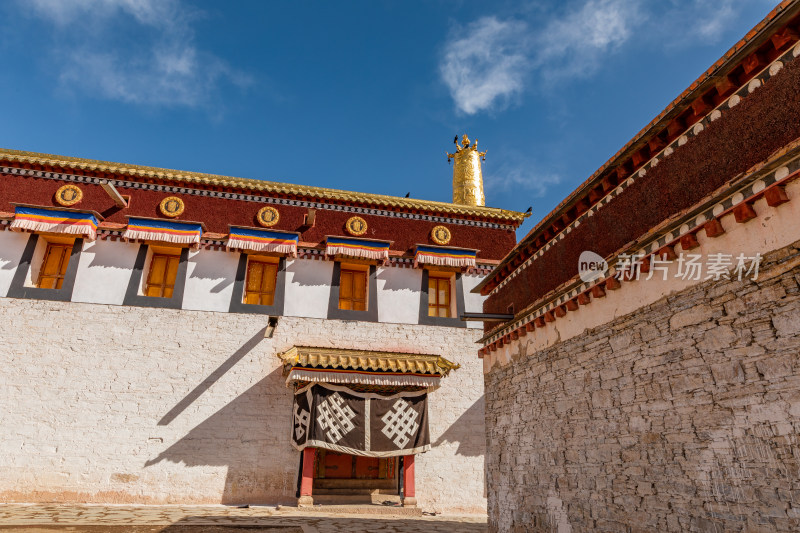 蓝天白云下的阿坝各莫寺寺院建筑