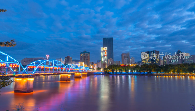 兰州中山桥黄河快艇白塔山夜景