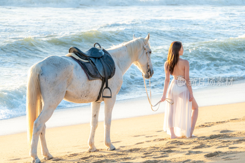 海南三亚海棠湾亚洲美女海边沙滩日出背影