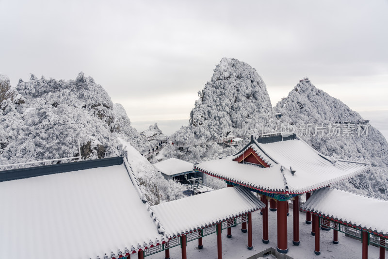 寒冷冬季大雪云海航拍老君山